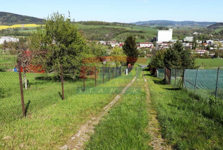 PRODEJ POZEMKU URČENÉHO K VÝSTAVBĚ CHATY, MALÉHO RD V SUŠICI