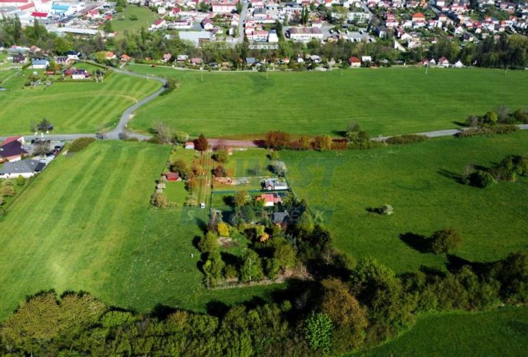 PRODEJ POZEMKU URČENÉHO K VÝSTAVBĚ CHATY, MALÉHO RD V SUŠICI