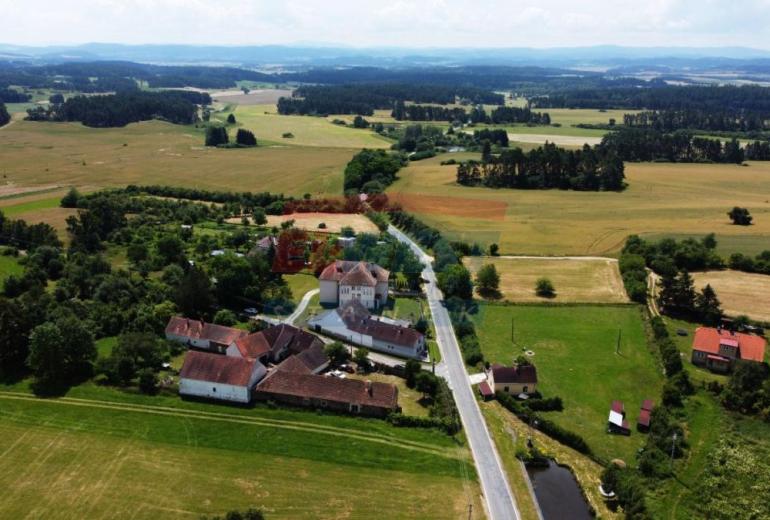 PRODEJ RODINNÉHO DOMU SE ZAHRADOU U HORAŽĎOVIC - KOMUŠÍN