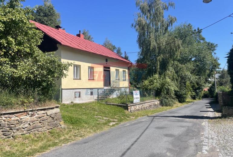 PRODEJ STAVEBNÍHO POZEMKU 4430 M2 V KAŠPERSKÝCH HORÁCH S PŮVODNÍM DOMEM