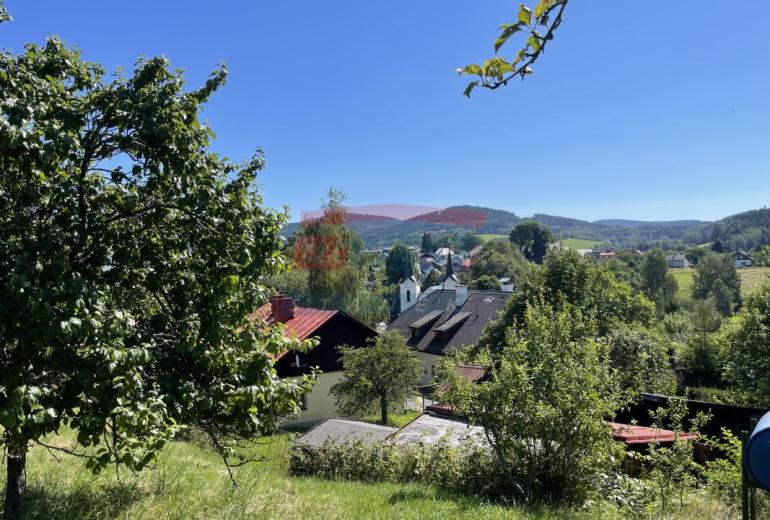 PRODEJ STAVEBNÍHO POZEMKU 4430 M2 V KAŠPERSKÝCH HORÁCH S PŮVODNÍM DOMEM