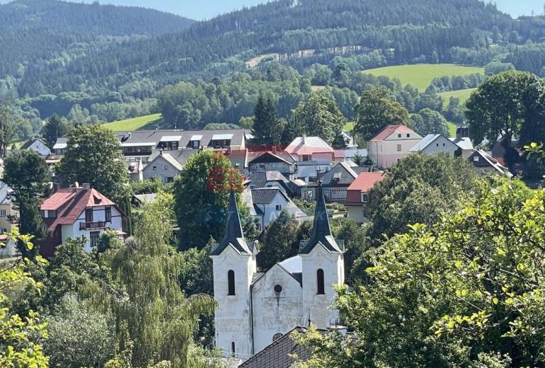 PRODEJ STAVEBNÍHO POZEMKU 4430 M2 V KAŠPERSKÝCH HORÁCH S PŮVODNÍM DOMEM