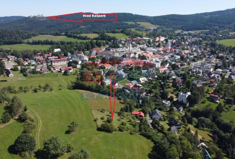 PRODEJ STAVEBNÍHO POZEMKU 4430 M2 V KAŠPERSKÝCH HORÁCH S PŮVODNÍM DOMEM