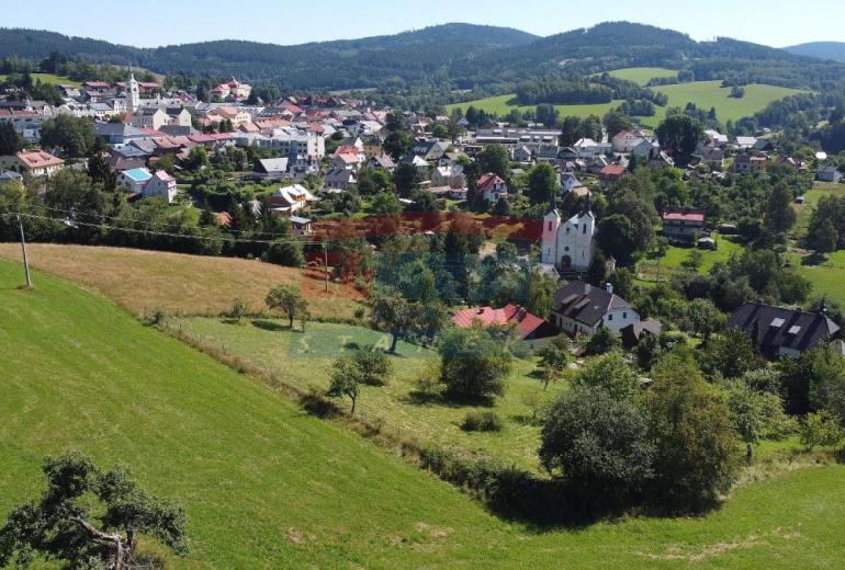 PRODEJ STAVEBNÍHO POZEMKU 4430 M2 V KAŠPERSKÝCH HORÁCH S PŮVODNÍM DOMEM