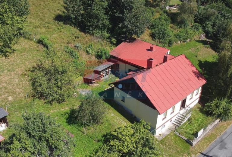 PRODEJ STAVEBNÍHO POZEMKU 4430 M2 V KAŠPERSKÝCH HORÁCH S PŮVODNÍM DOMEM