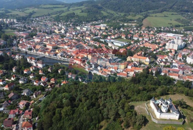 PRODEJ KOMERČNÍ - OBCHODNÍ BUDOVY S BYTY  V CENTRU SUŠICE - ŠUMAVA