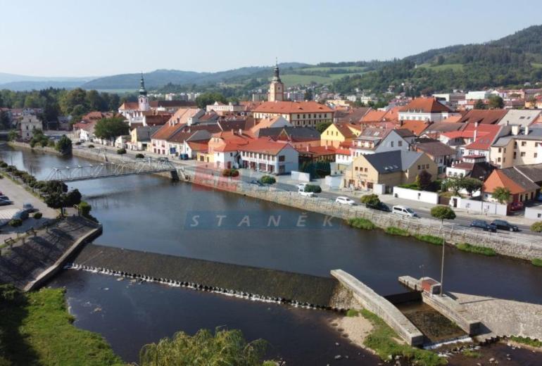 PRODEJ KOMERČNÍ - OBCHODNÍ BUDOVY S BYTY  V CENTRU SUŠICE - ŠUMAVA