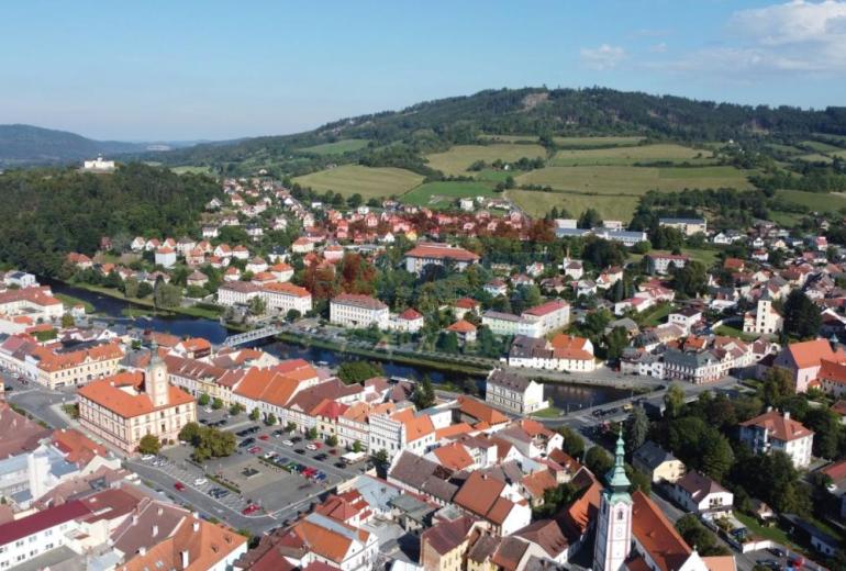 PRODEJ KOMERČNÍ - OBCHODNÍ BUDOVY S BYTY  V CENTRU SUŠICE - ŠUMAVA