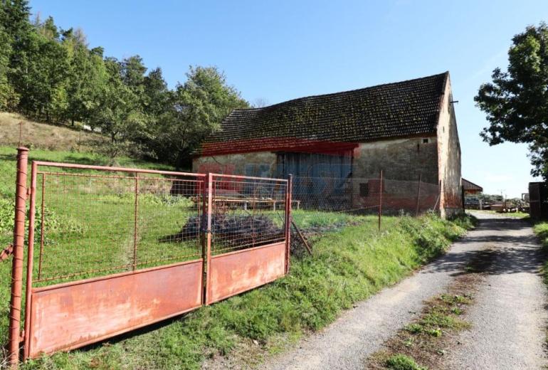 PRODEJ STAVEBNÍHO POZEMKU SE STODOLOU V BUDĚTICÍCH