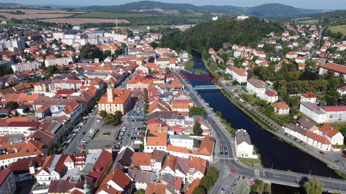 PRODEJ KOMERČNÍ - OBCHODNÍ BUDOVY S BYTY  V CENTRU SUŠICE - ŠUMAVA